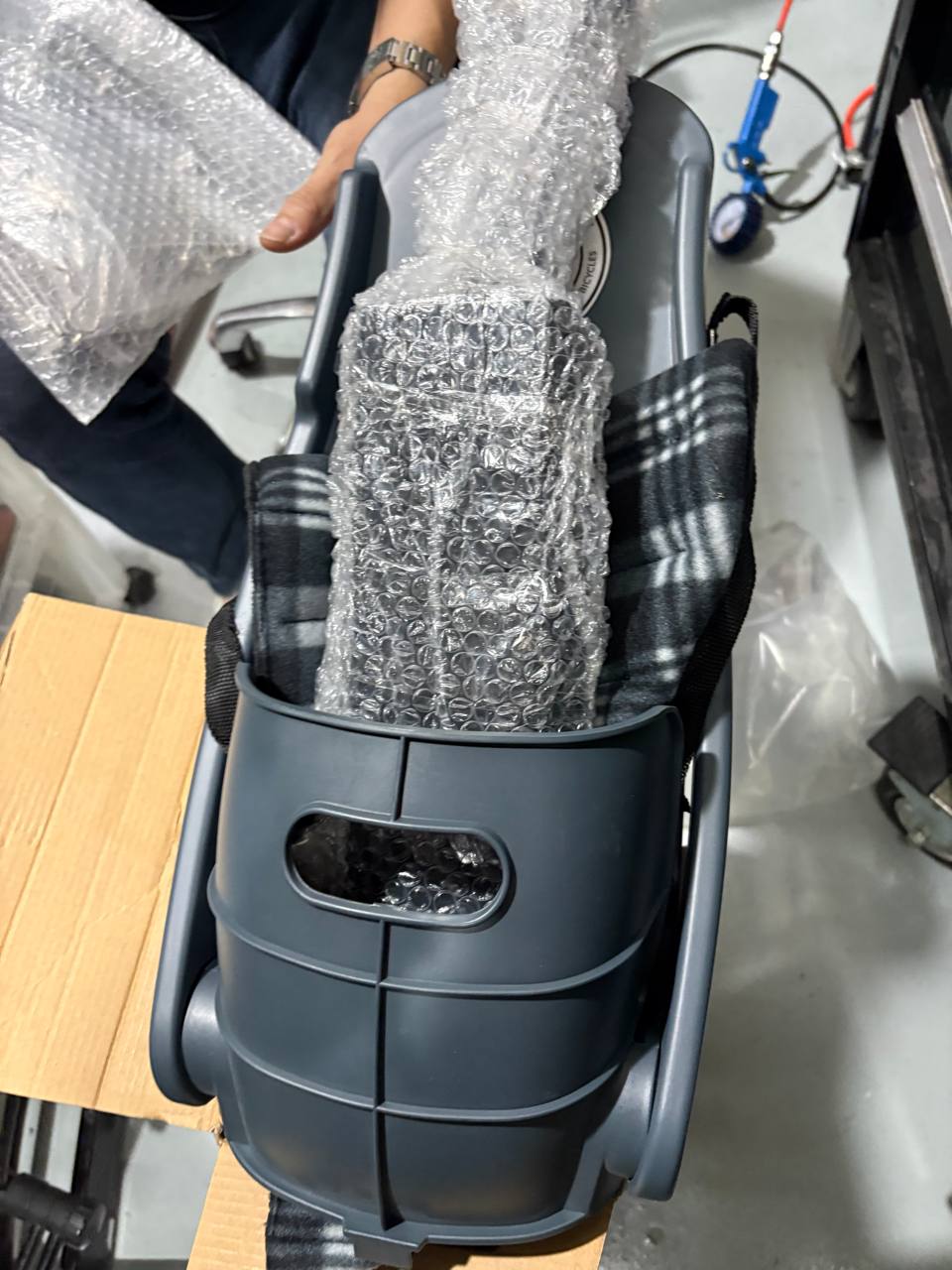 Pak-a-Pooch (Pet Carrier) comes with detachable mount and booster seat - Image 5